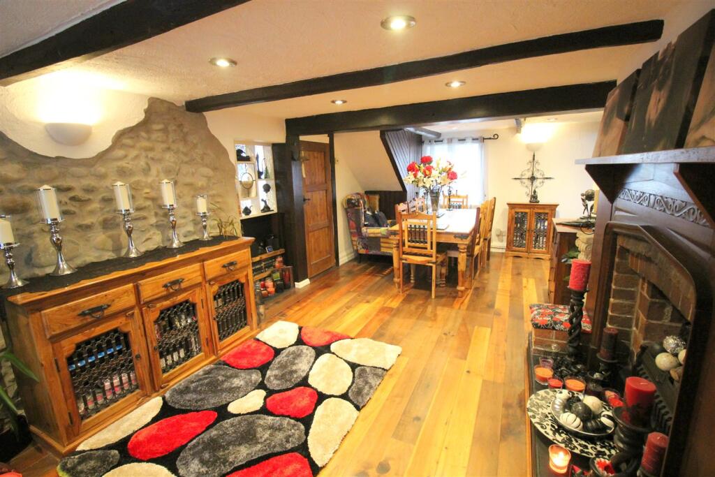 Leach Lodge Farm dining 3.JPG