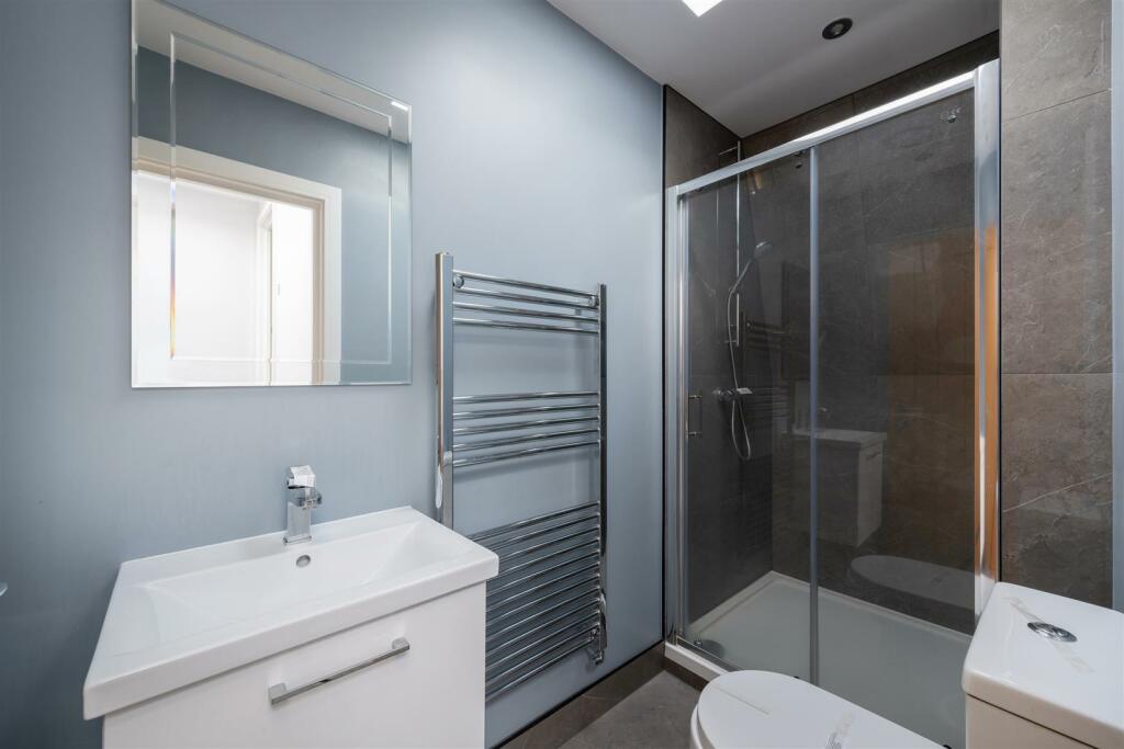 Flat C, 402 Fulham Palace Road Lo-8.jpg