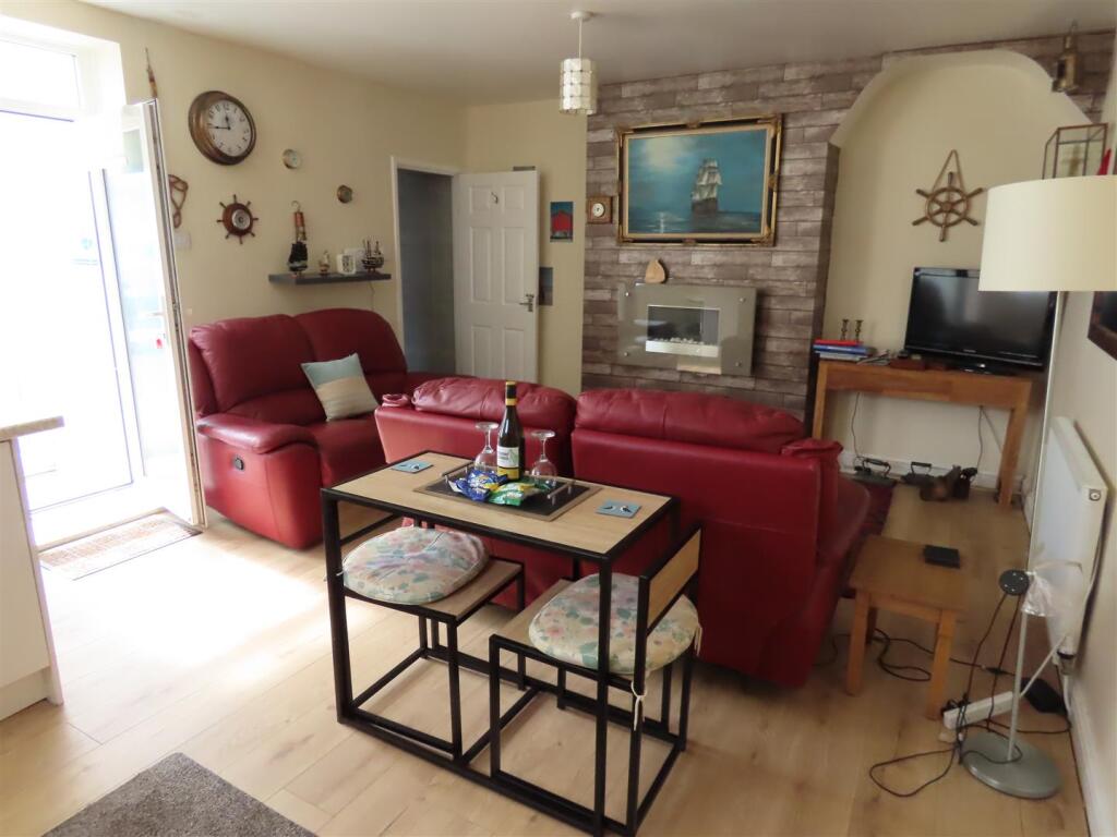 LOUNGE AREA