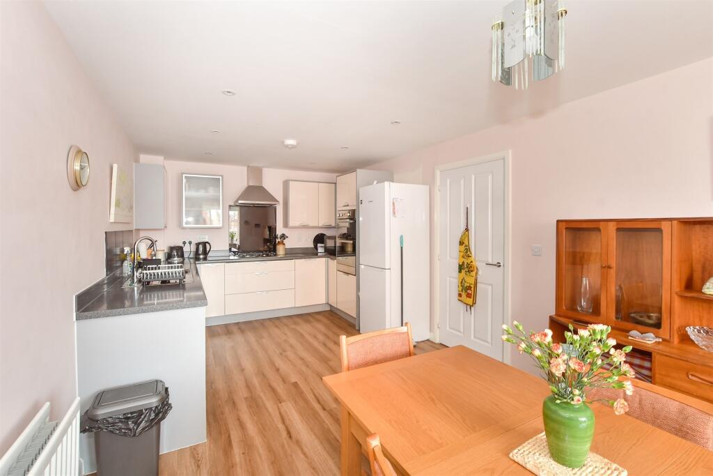 Kitchen/ Dining Room