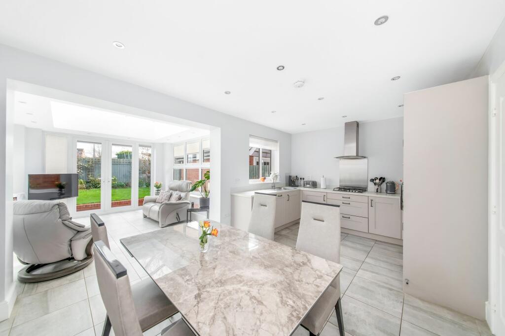 OPEN-PLAN DINING KITCHEN