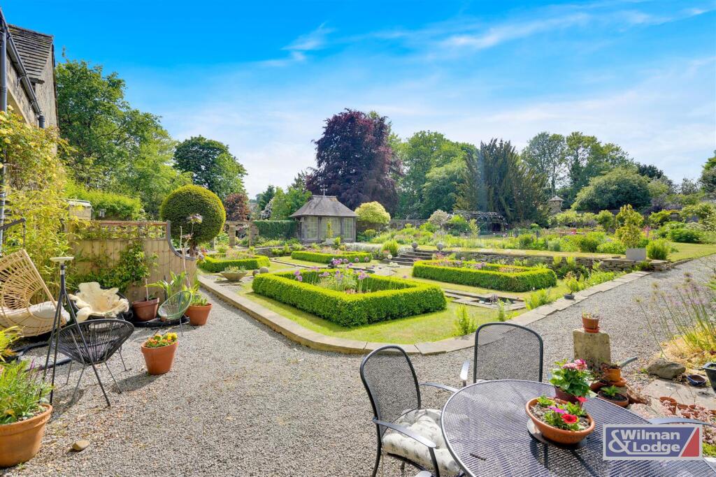 Period Property - Four Bed with Formal Gardens (33