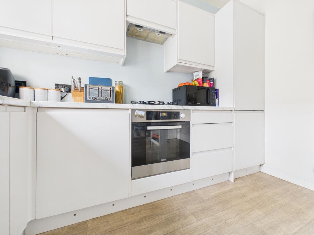 CAM03729G0-PR0196-STILL009