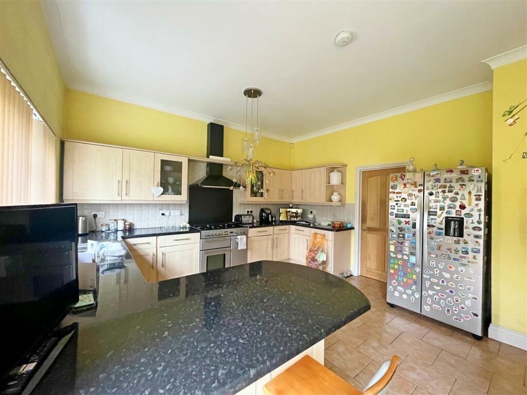 Kitchen/ Dining Room