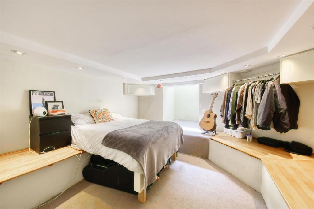 Bedroom 1.jpg