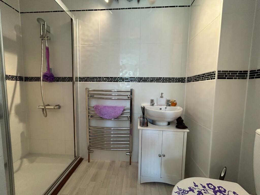 EN-SUITE SHOWER ROOM