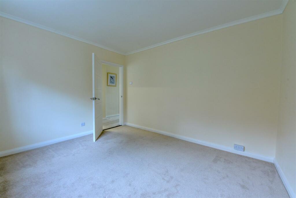 6 53a Holbrook Road.jpg