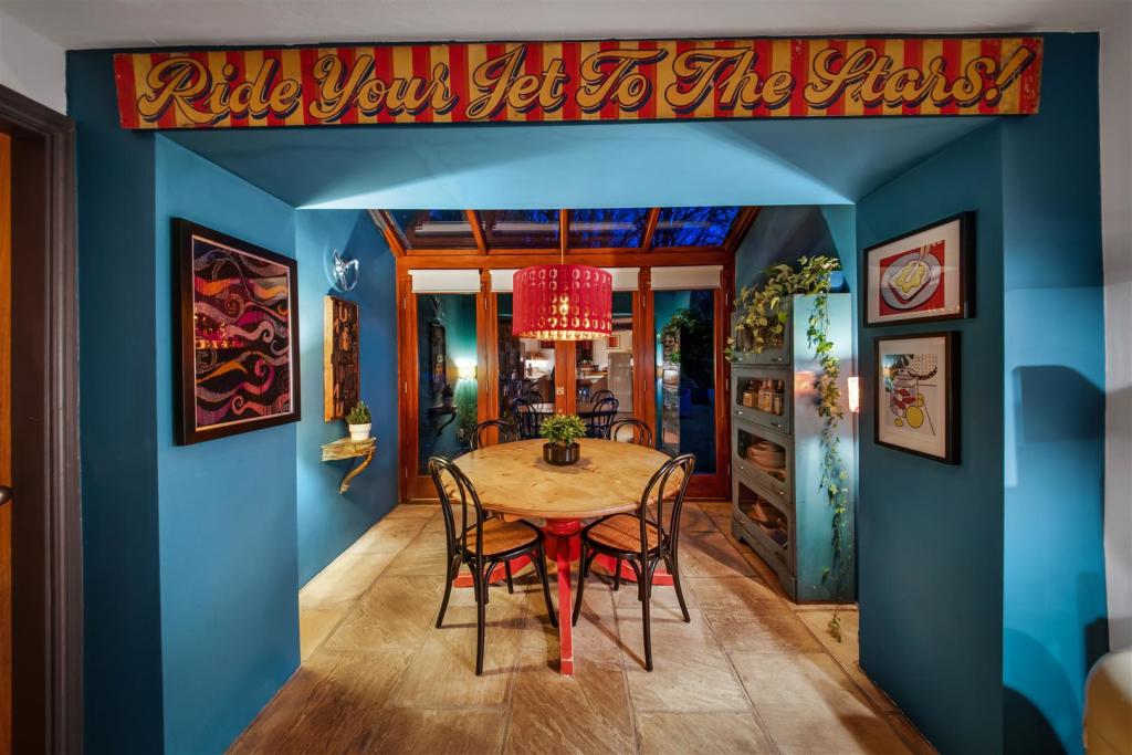 DINING KITCHEN