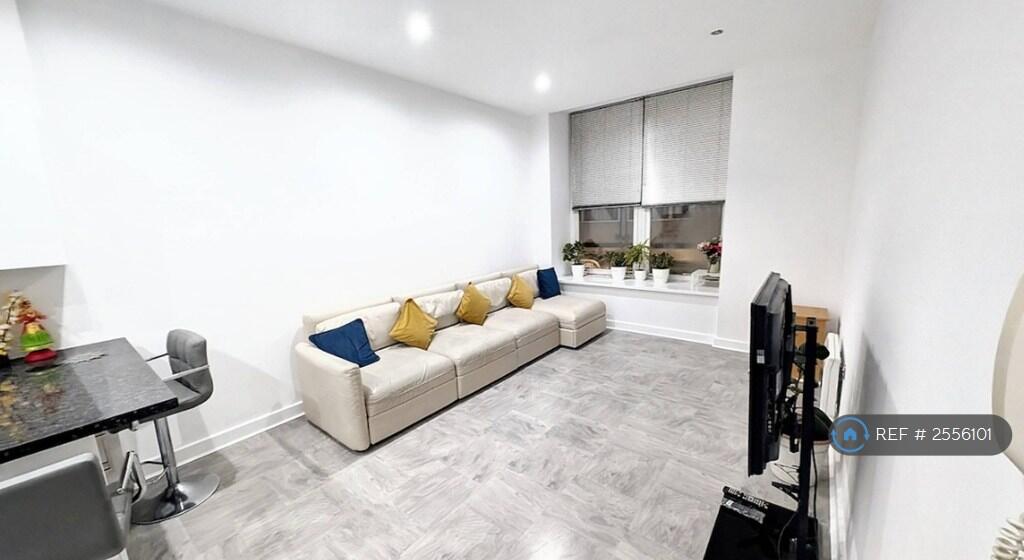 Living Room w/Modular Sofa + 40" Tv