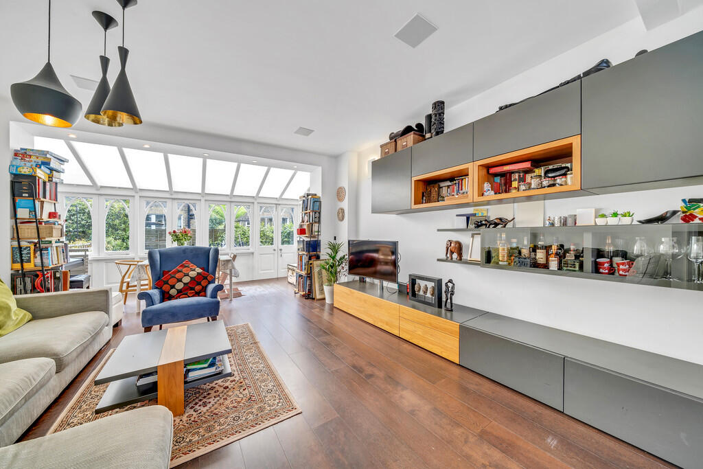 Upcerne Road, SW1...