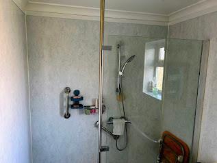 FAMILY SHOWER ROOM
