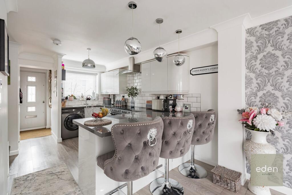 KITCHEN/BREAKFAST AREA