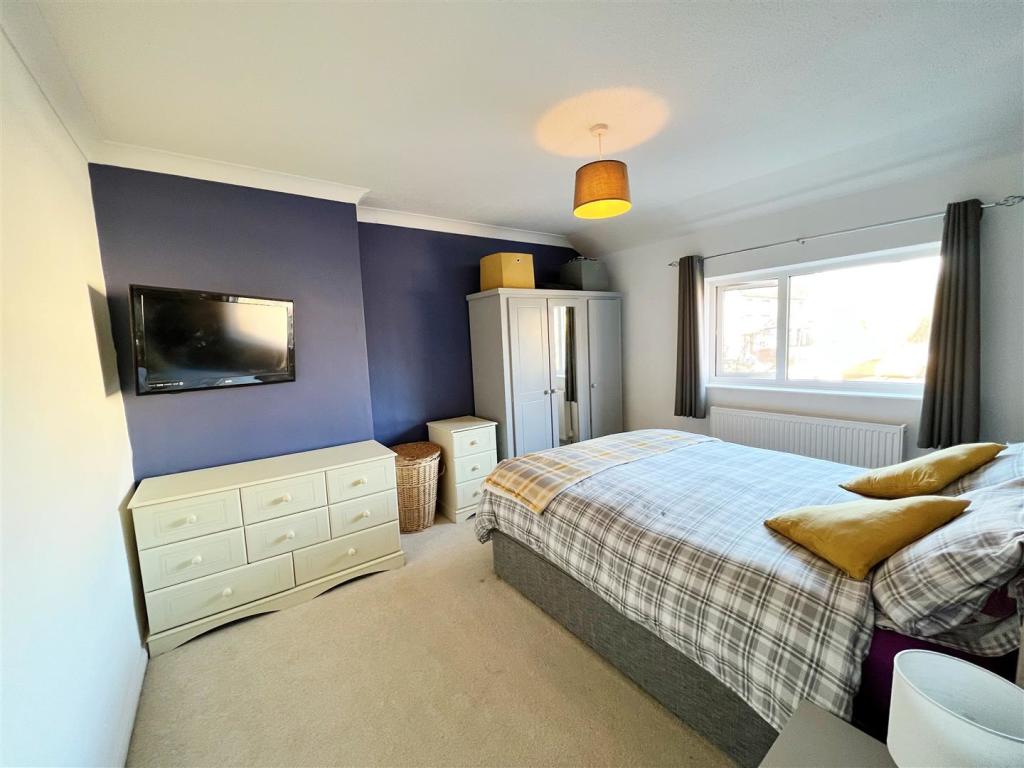 Master Bedroom pic 2.jpg