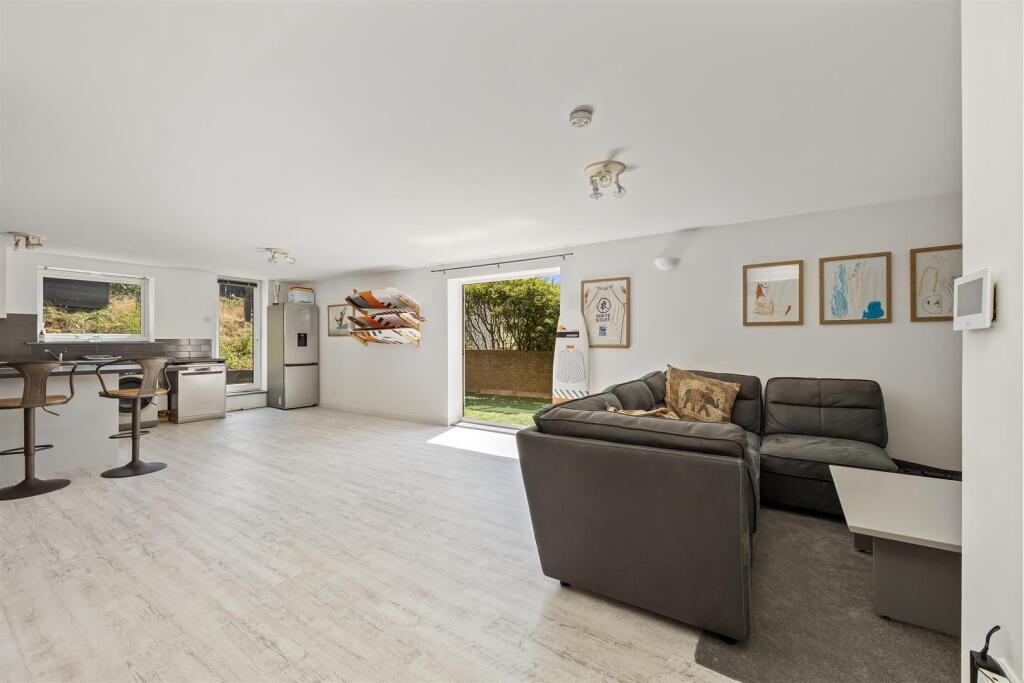 Brighton Road, Pebble View, 2-003.jpg