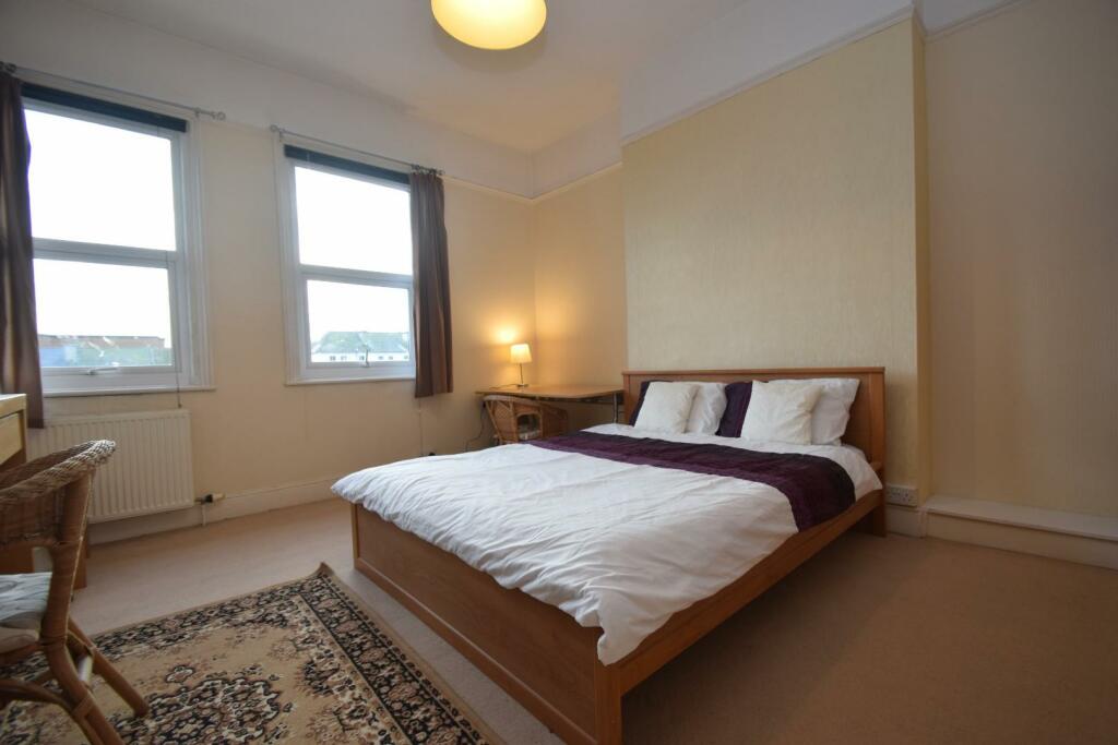 36b Upperton Gardens LoungeBedroom(4).JPG