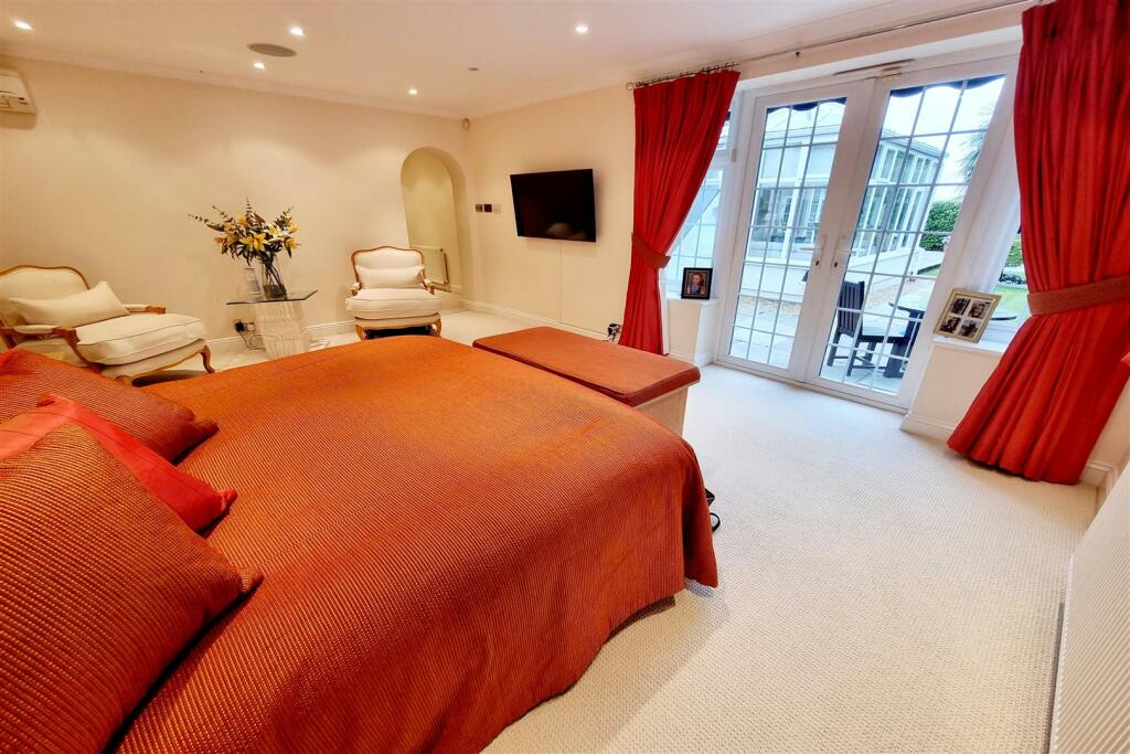 MASTER BEDROOM SUITE: BEDROOM: PIC. 2