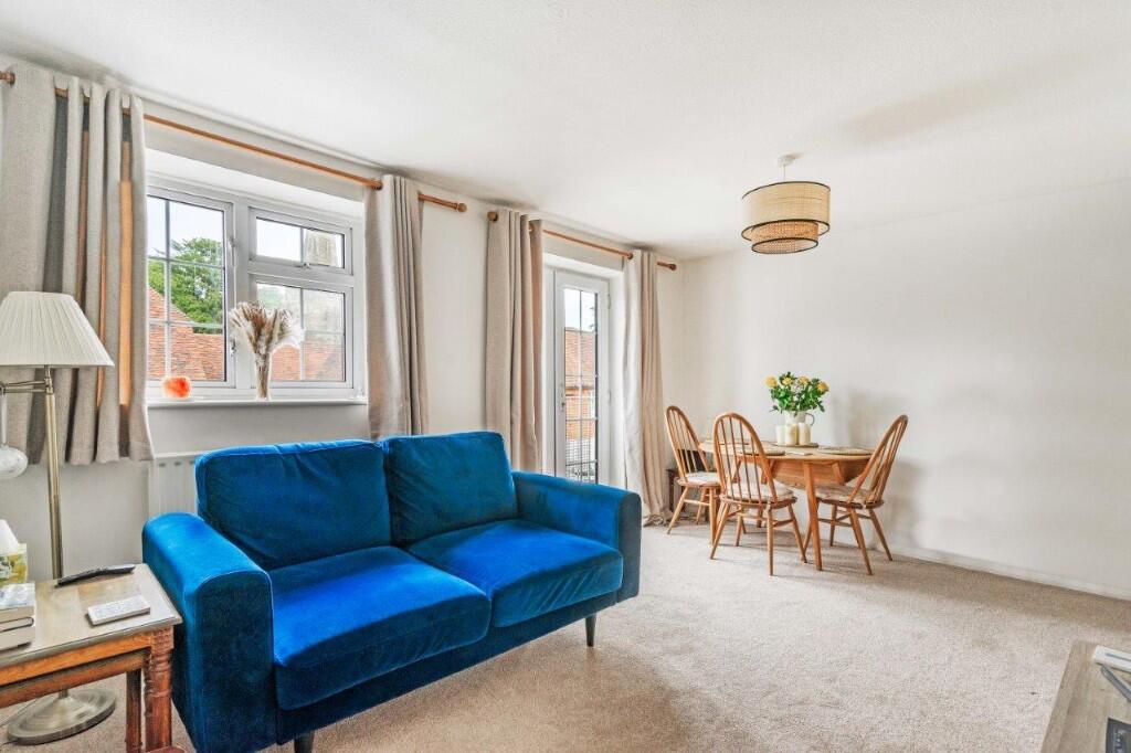 Sitting/dining room