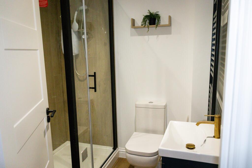 Flat 7 - Bank Street - Bathroom.jpg