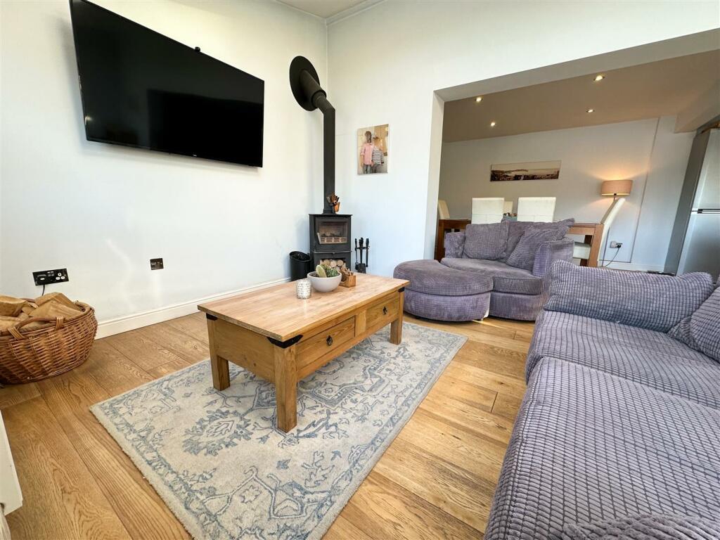 OPEN PLAN FAMILY ROOM