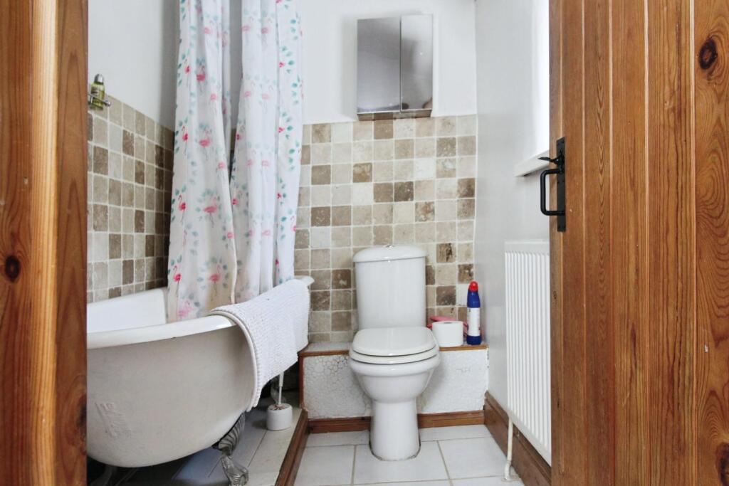 BATHROOM / WC: