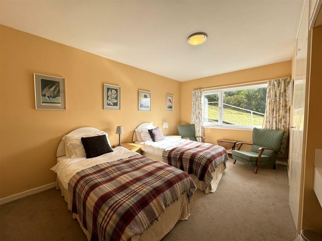 FLAT BEDROOM 1.JPG