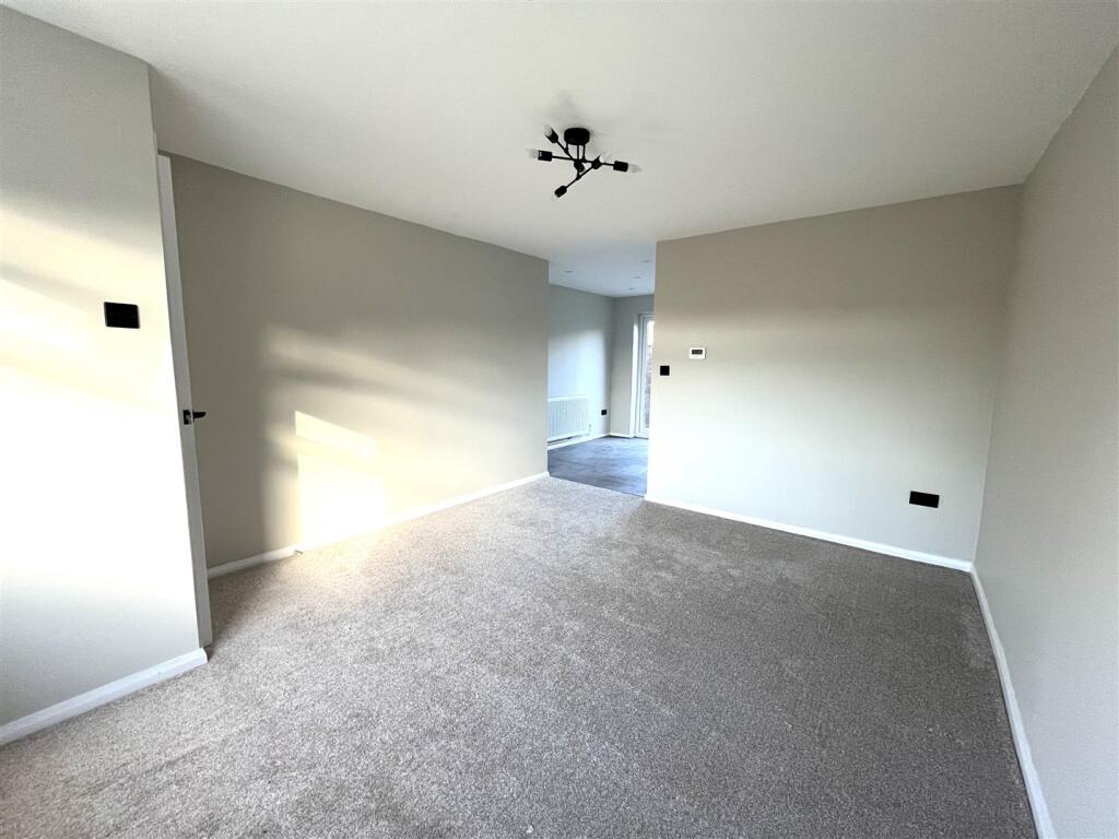 22 watson close lounge.jpeg