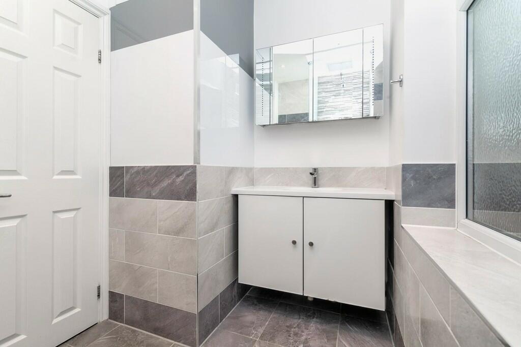 Shower room 2