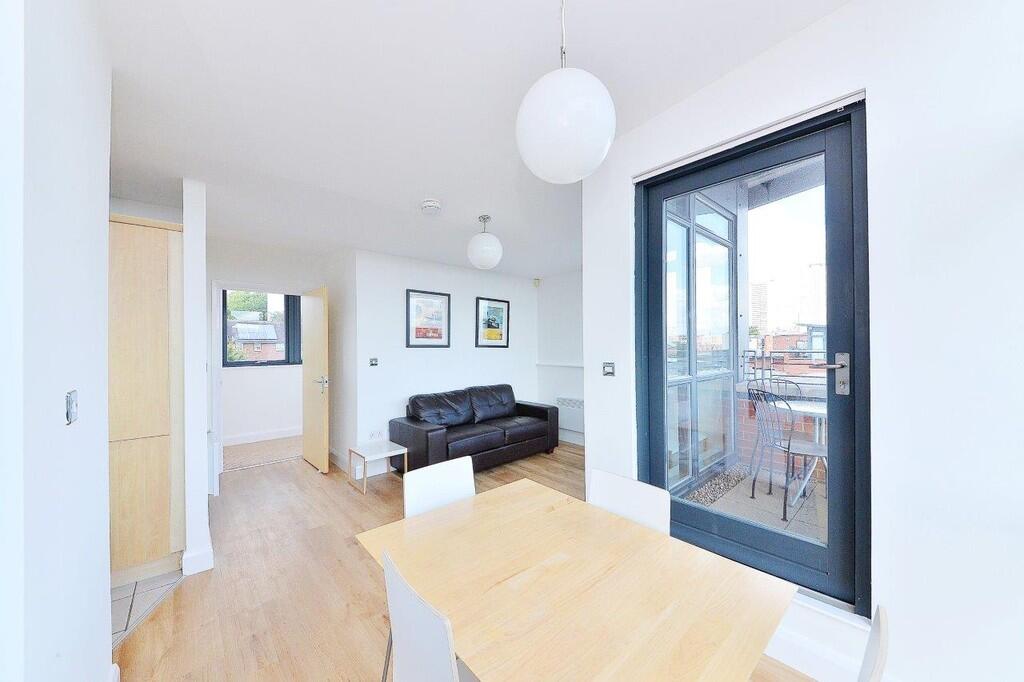 Living/Dining Are...