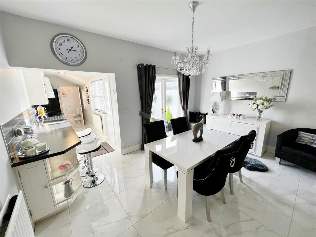 Dining Area pic 2.jpg