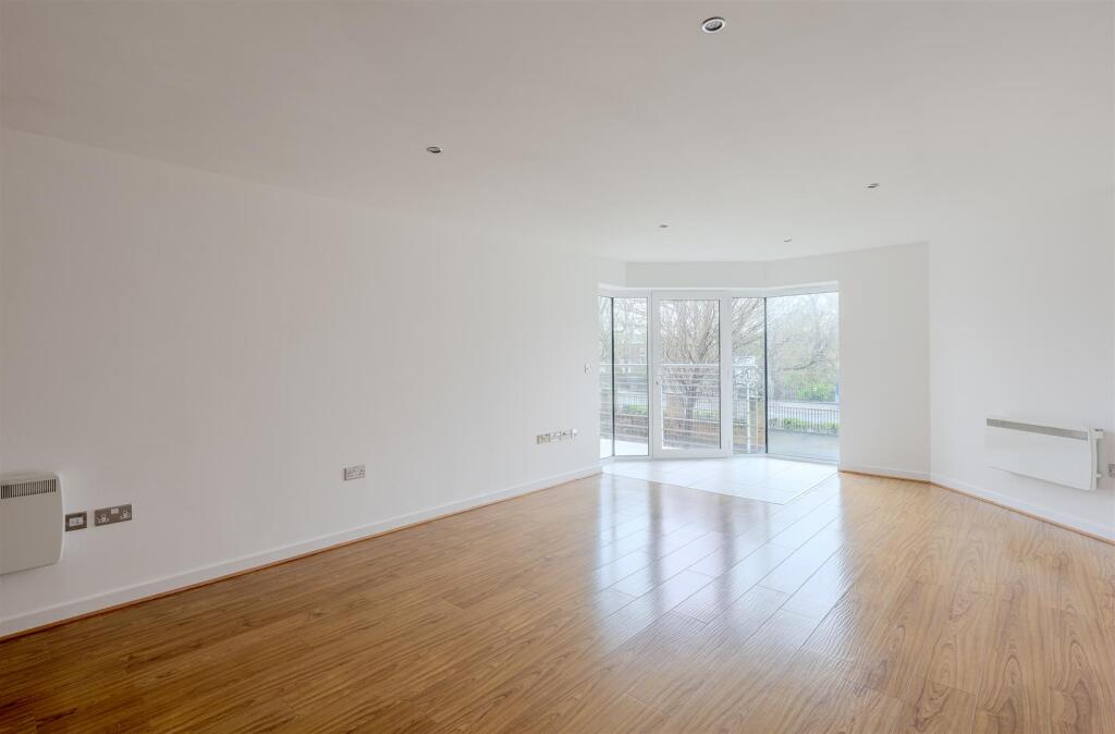 OPEN PLAN LIVING / DINING AREA