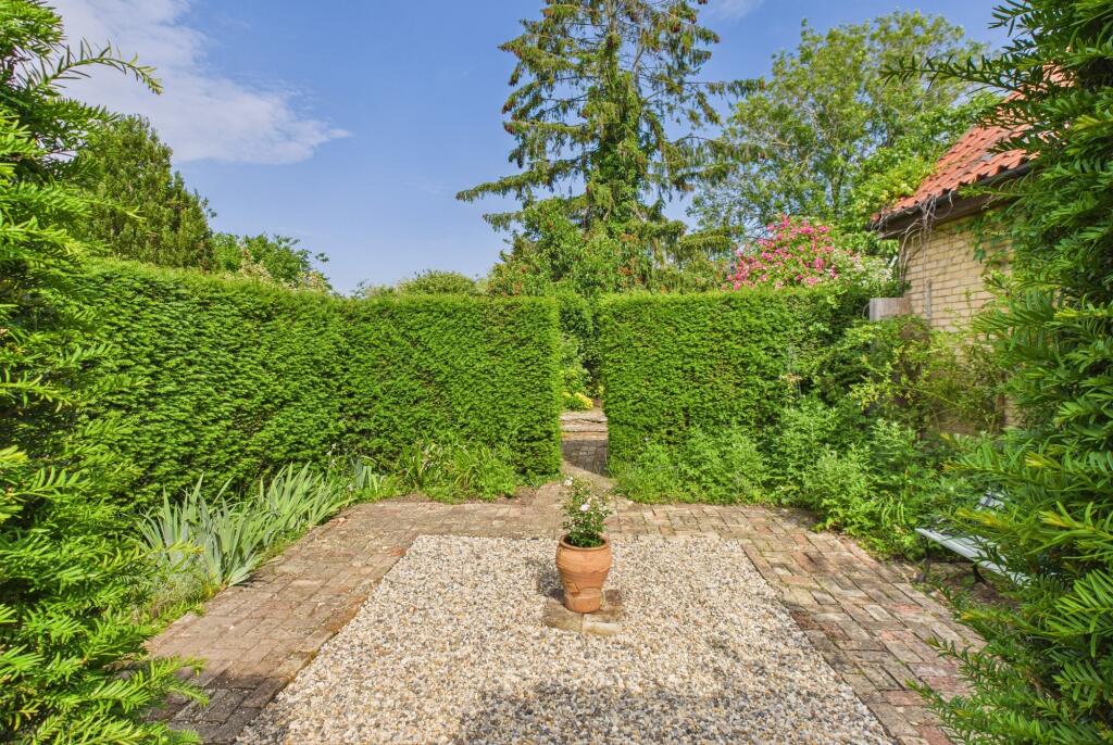 CAM02519G0-PR0298-STILL004