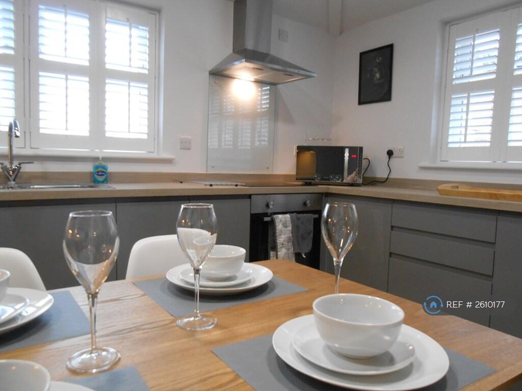 Large Kitchen With Plenty Of Storage