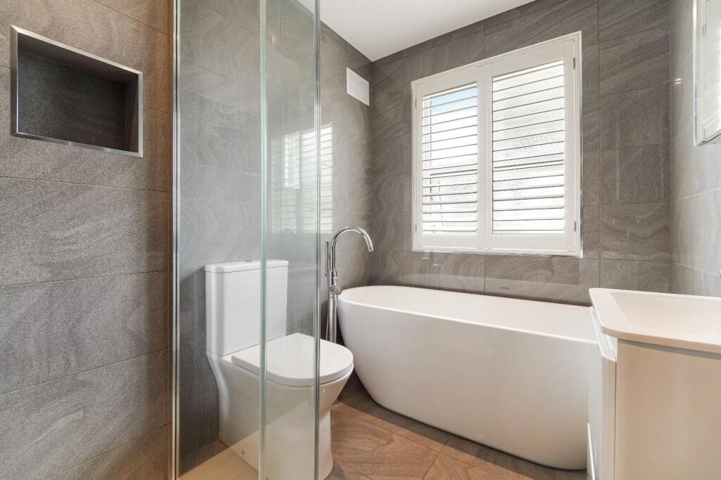 EWELL PARK WAY, 16 (16).jpg