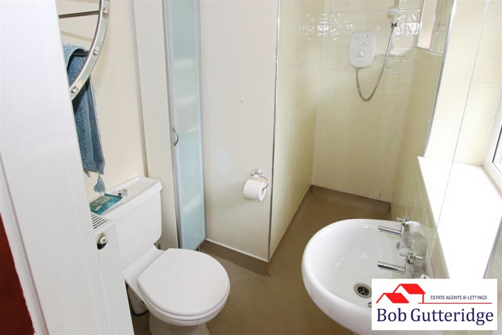 GROUND FLOOR "L" SHAPED SHOWER ROOM