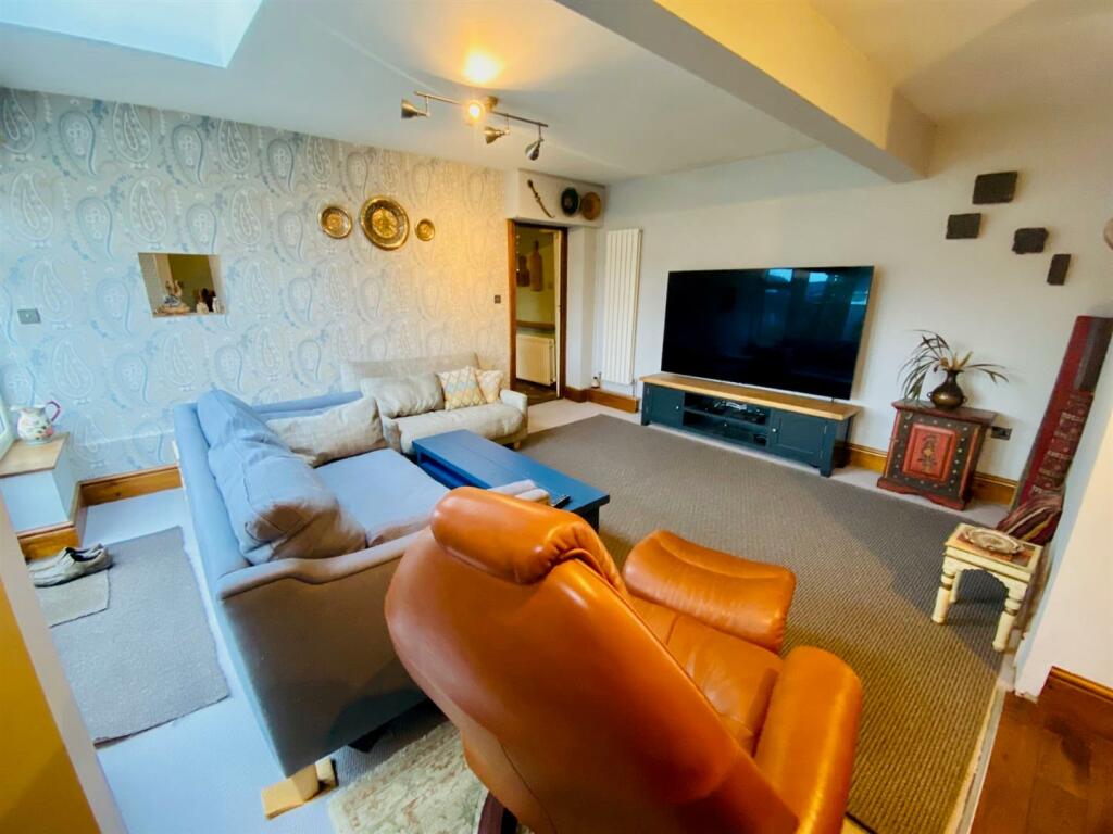 wellhouse lane 33 sitting room 2.jpg