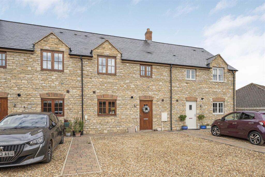 6 Reindeer Court, Potterpury (3).JPG