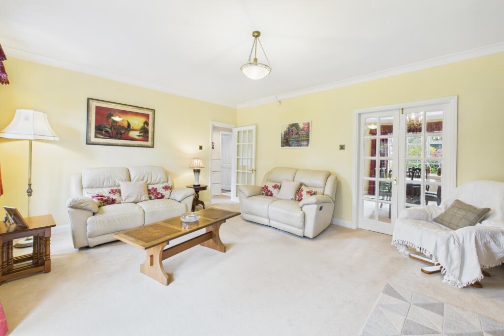 CAM03162G0-PR0352-STILL008