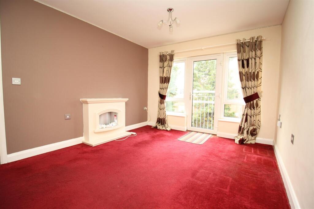 16 Baisley Gdns new lounge c.JPG