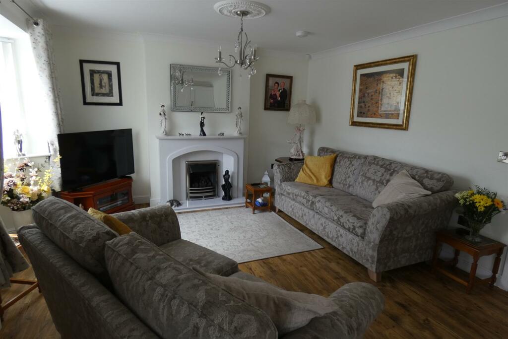 OPEN PLAN LIVING AREA/KITCHEN AREA