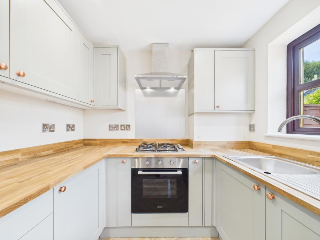 CAM01740G0-PR0439-STILL008