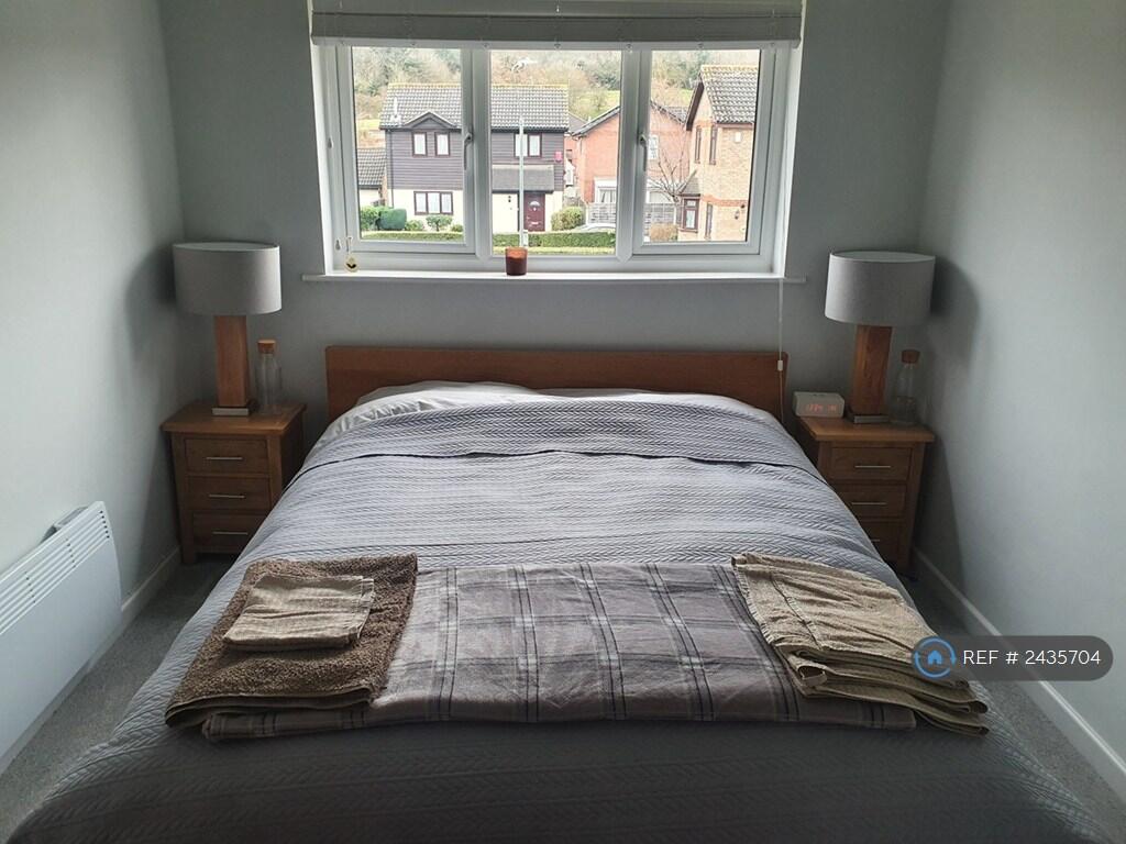 Bedroom / King Size Bed