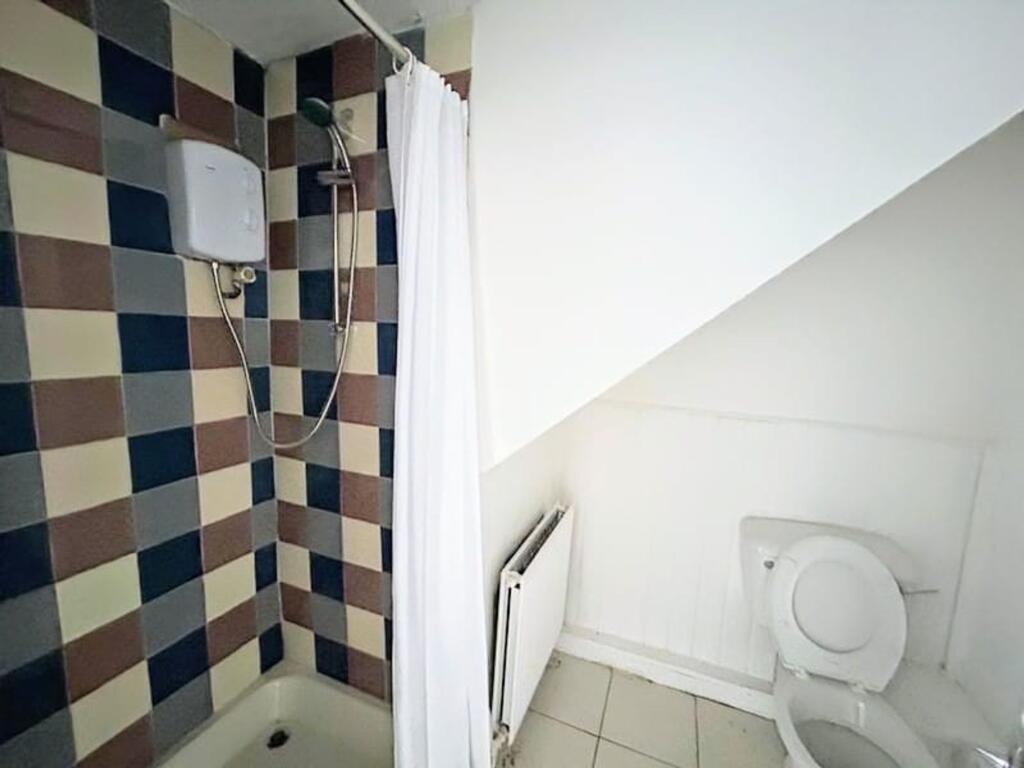 11 Railway Street - Shower Room