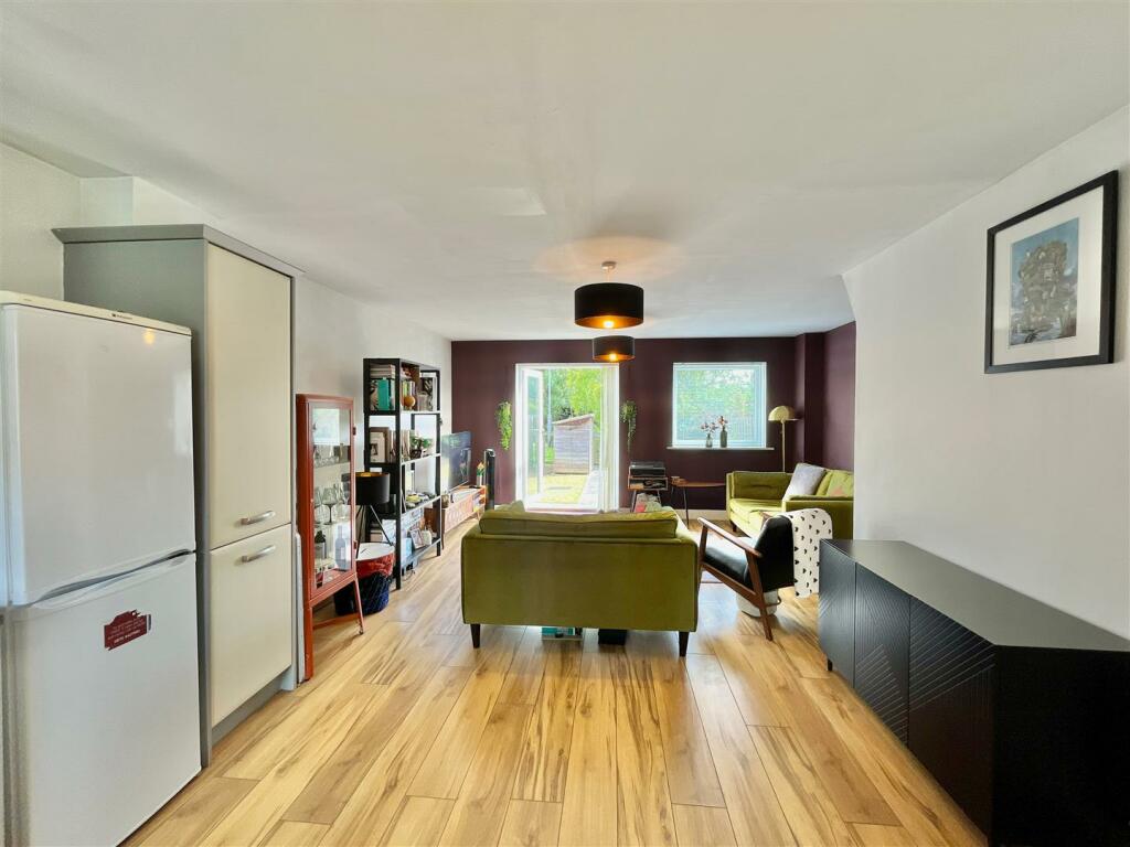 OPEN PLAN DINING KITCHEN/LIVING ROOM