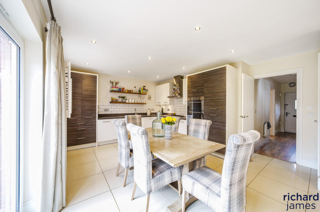 521663d7-d005-4b7...