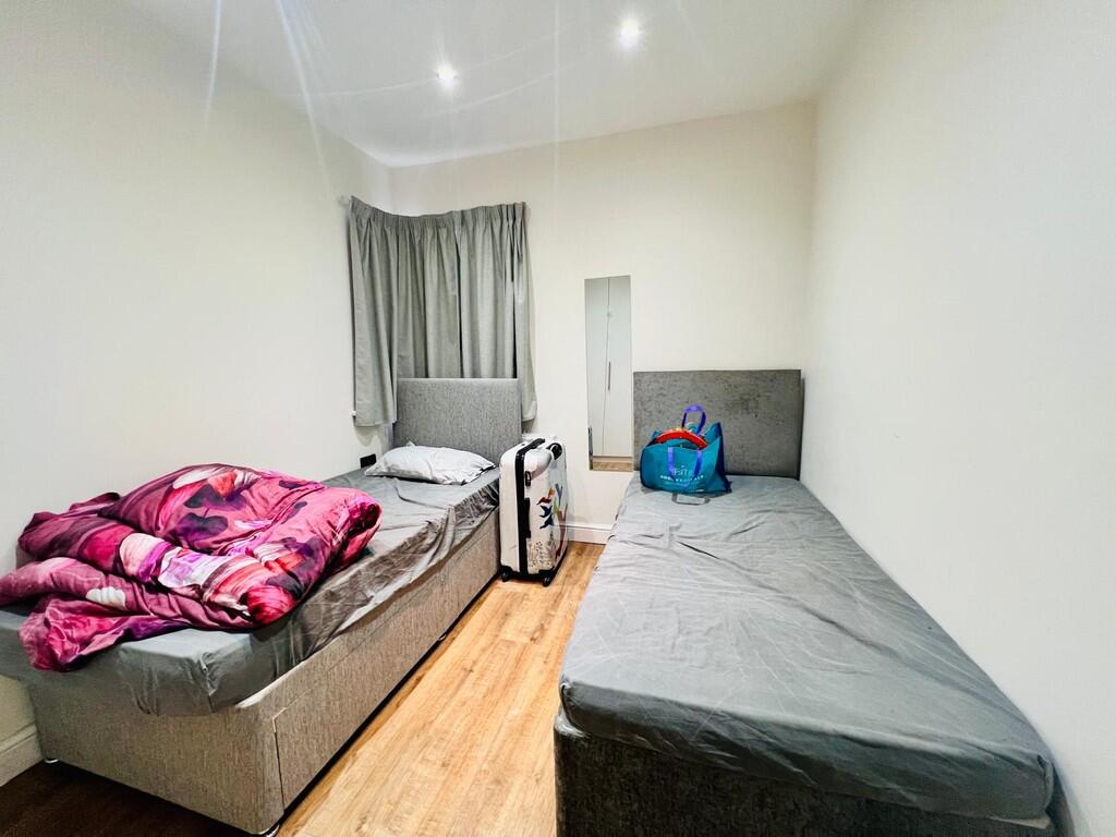 Image HA2 0PP (12...