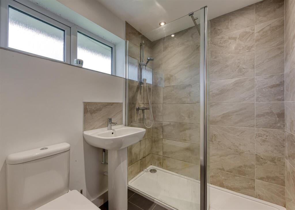 1 Ravensholme-bed1 ensuite.jpg