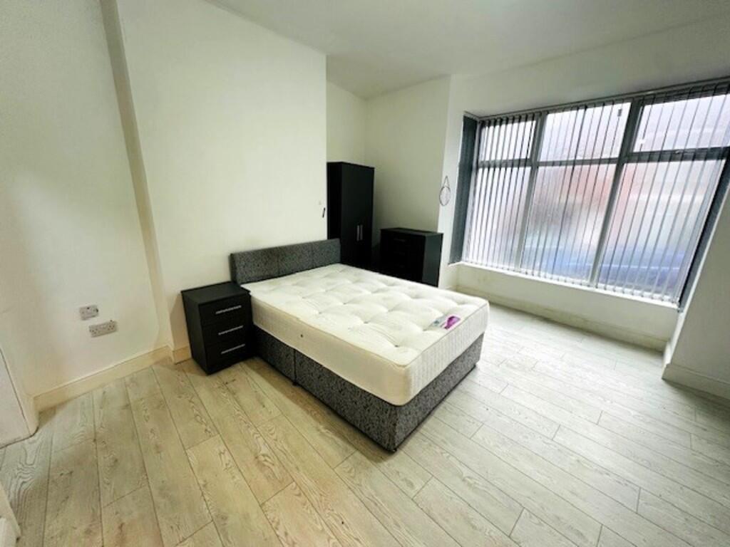 LIVING ROOM/BEDRO...