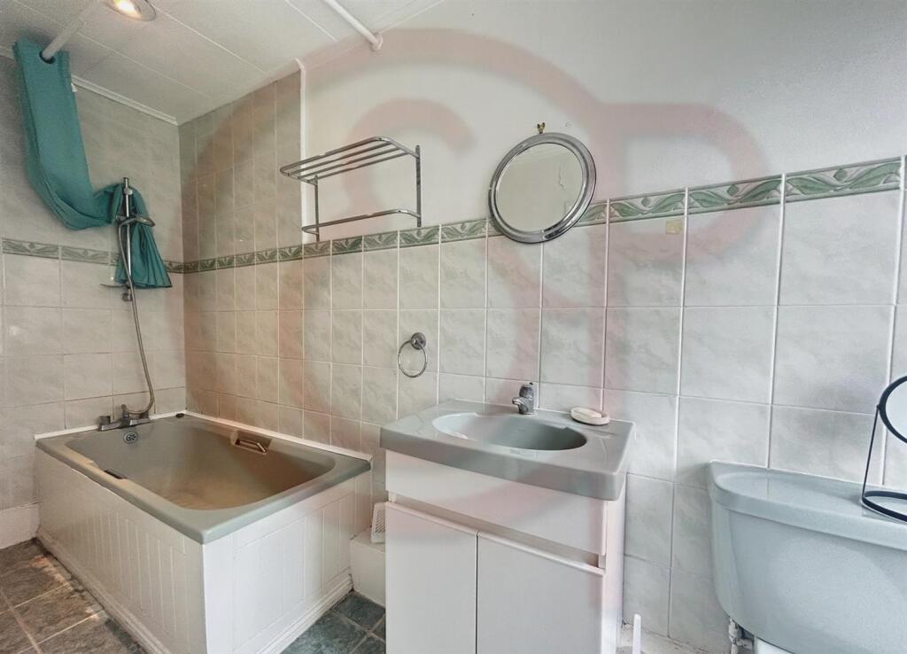 2nd bathroom.jpg