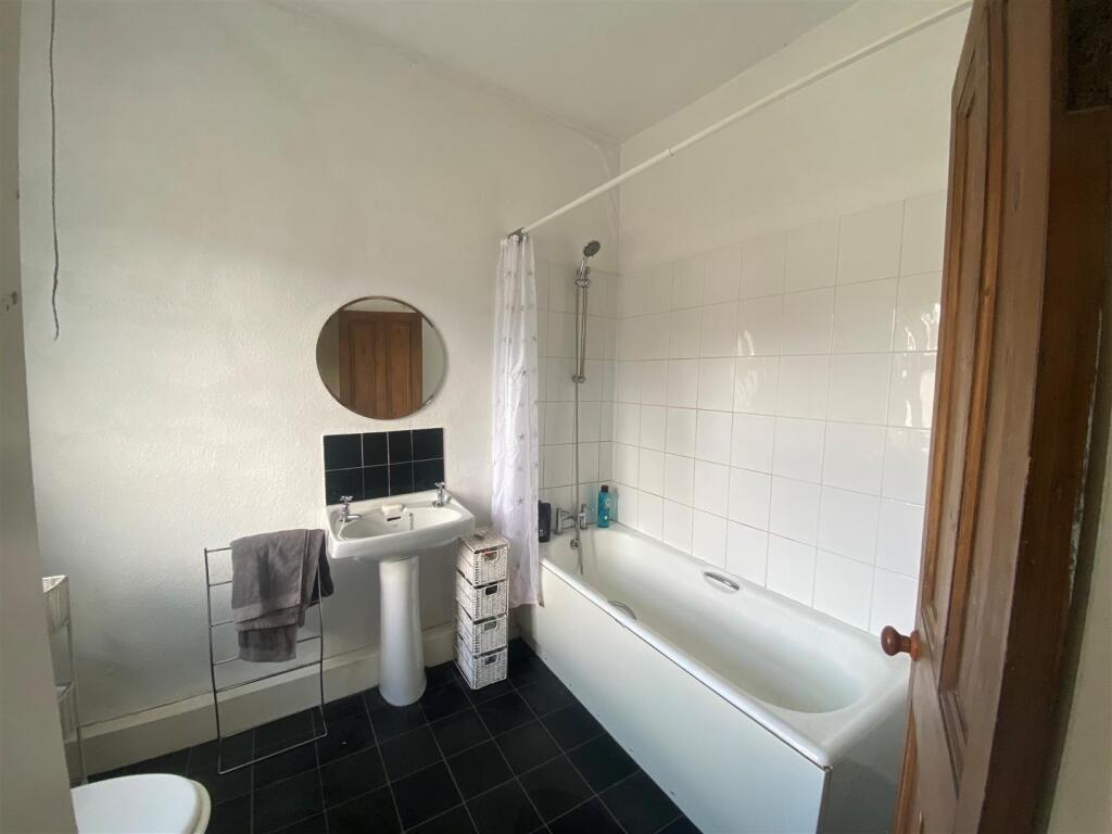 Bathroom 5.jpg