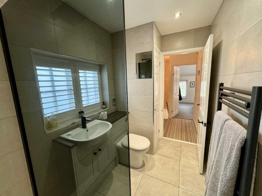 EN-SUITE SHOWER ROOM